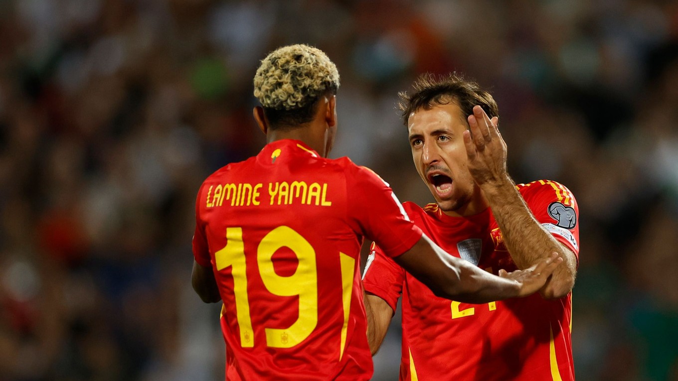 Mikel Oyarzabal oslavuje s Lamineom Yamalom prvý gól proti Bulharsku.