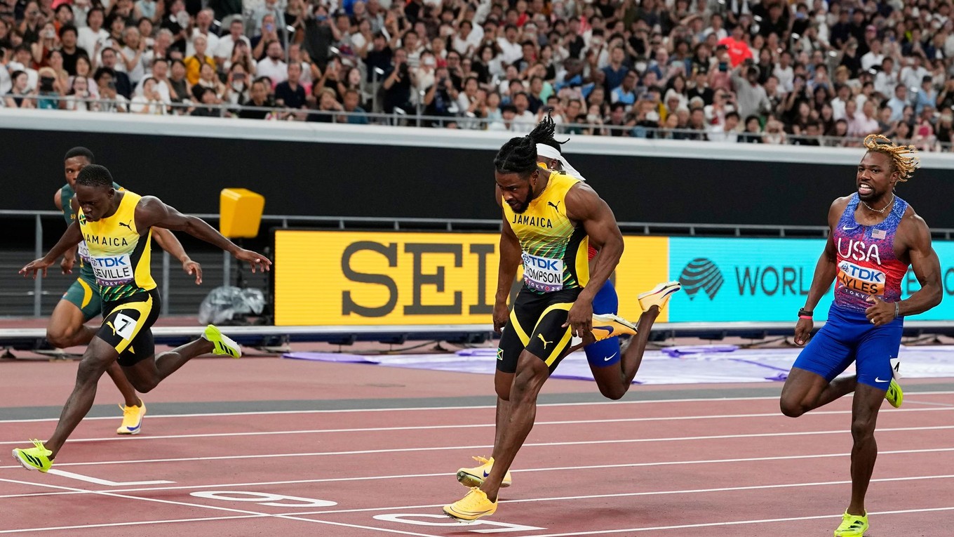Oblique Seville(vľavo) víťazí pred krajanom Kishaneom Thompsonom (uprostred) a Američanom Noahom Lylesom (vpravo) vo finále v behu na 100 m vo finále na atletických MS v Tokiu.