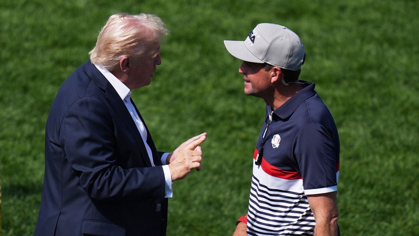 Donald Trump zdraví kapitána USA Keegana Bradleyho počas Ryder Cupu 2025.