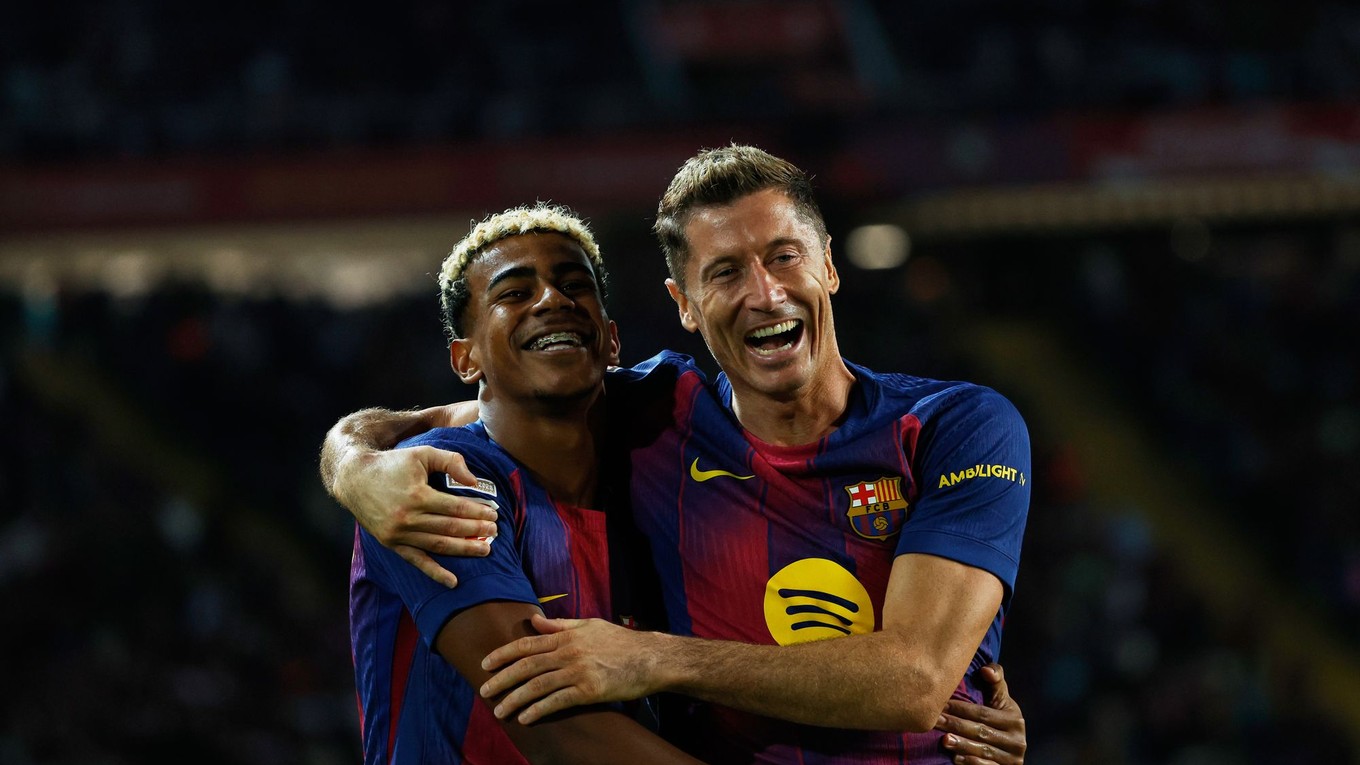 Robert Lewandowski a Lamine Yamal oslavujú víťazstvo nad Realom Sociedad.