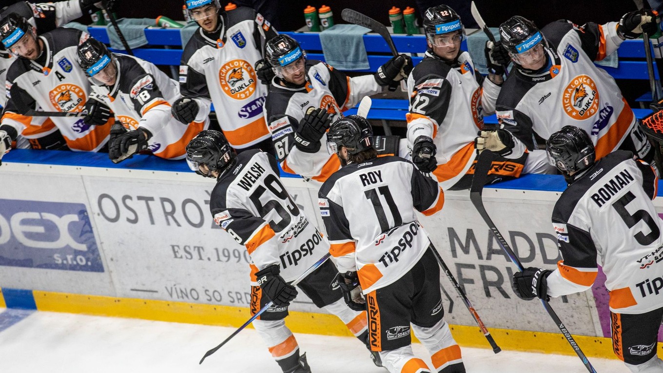 Radosť hráčov HK Dukla Michalovce po strelelní gólu v zápase Tipsport ligy.