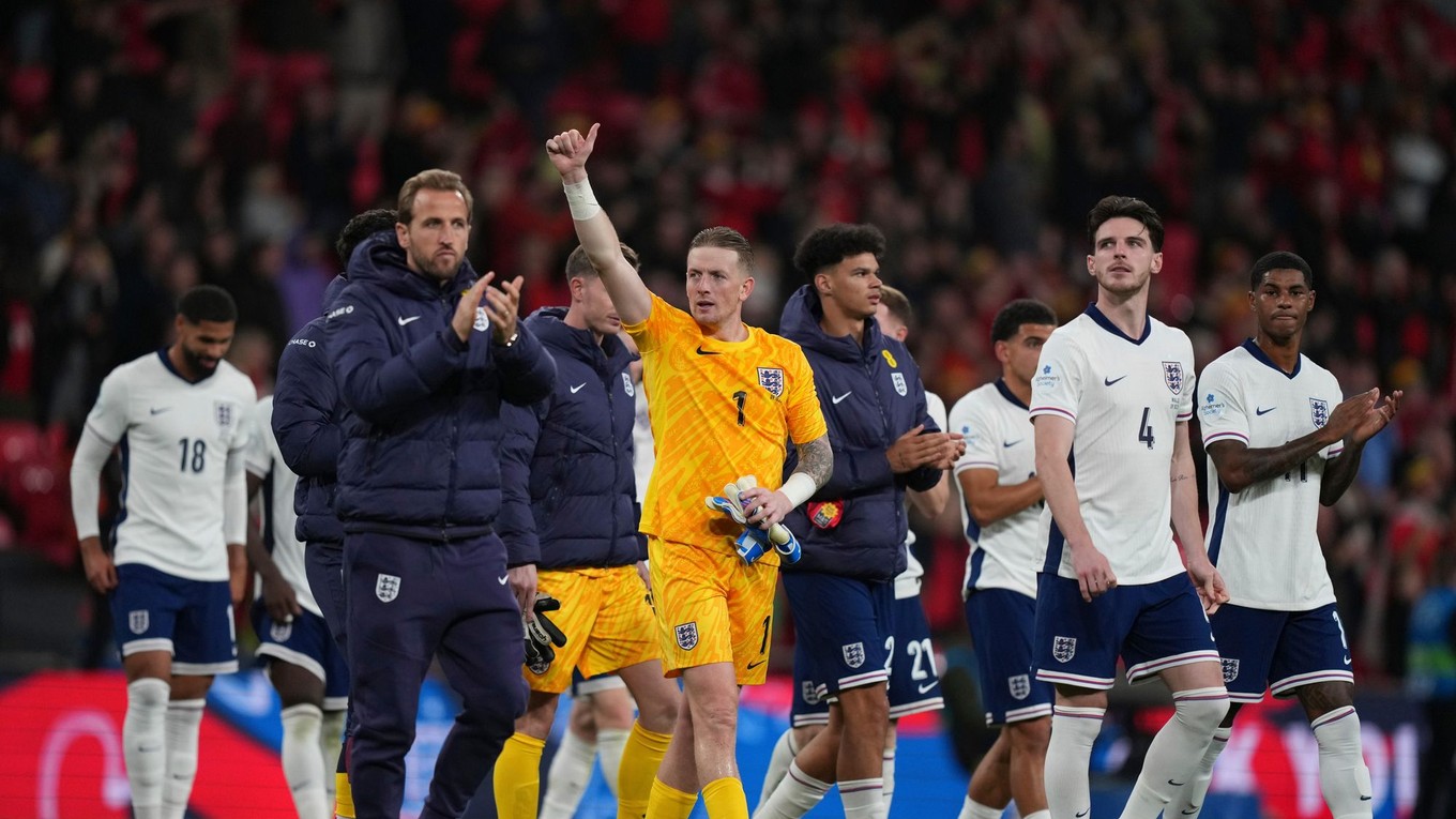 Hráči Anglicka oslavujú víťazstvo nad Walesom.