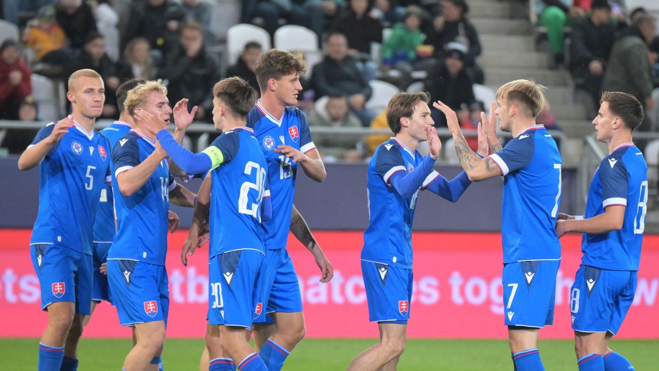 Gólová radosť hráčov Slovenska počas kvalifikačného zápasu ME 2027 hráčov do 21 rokov.