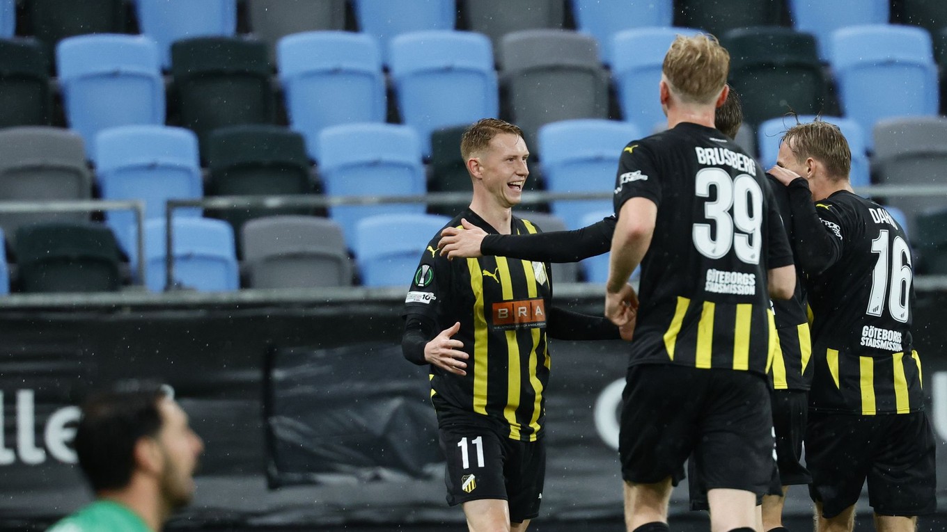 Julius Lindberg (tretí vpravo) z Häckenu sa raduje z gólu so spoluhráčmi  v zápase 2. kola ligovej fázy Konferenčnej ligy BK Häcken - Rayo Vallecano.