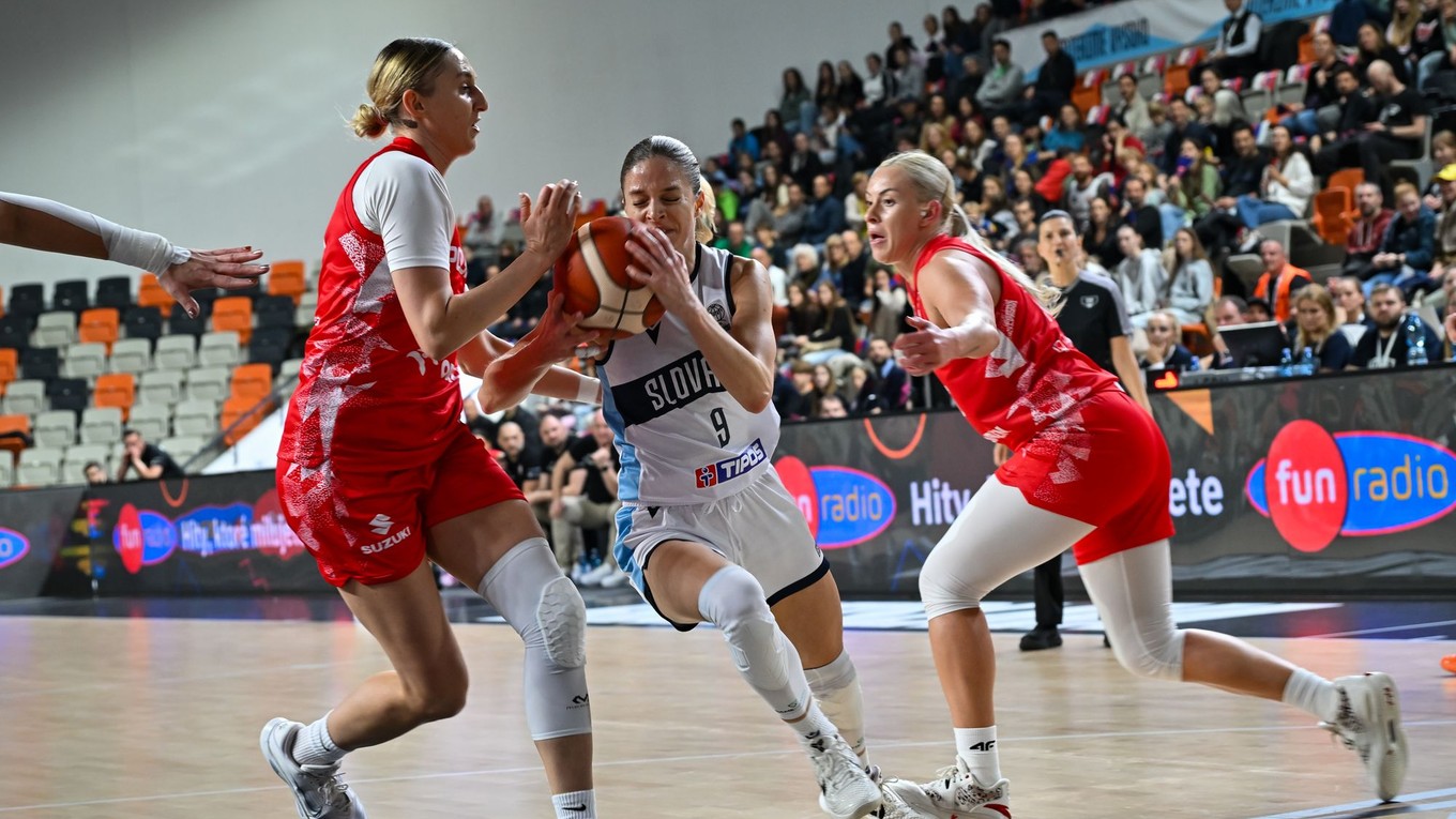 Klaudia Gertchen (Poľsko), Terézia Páleniková (Slovensko) počas basketbalového zápasu kvalifikácie ME 2027.