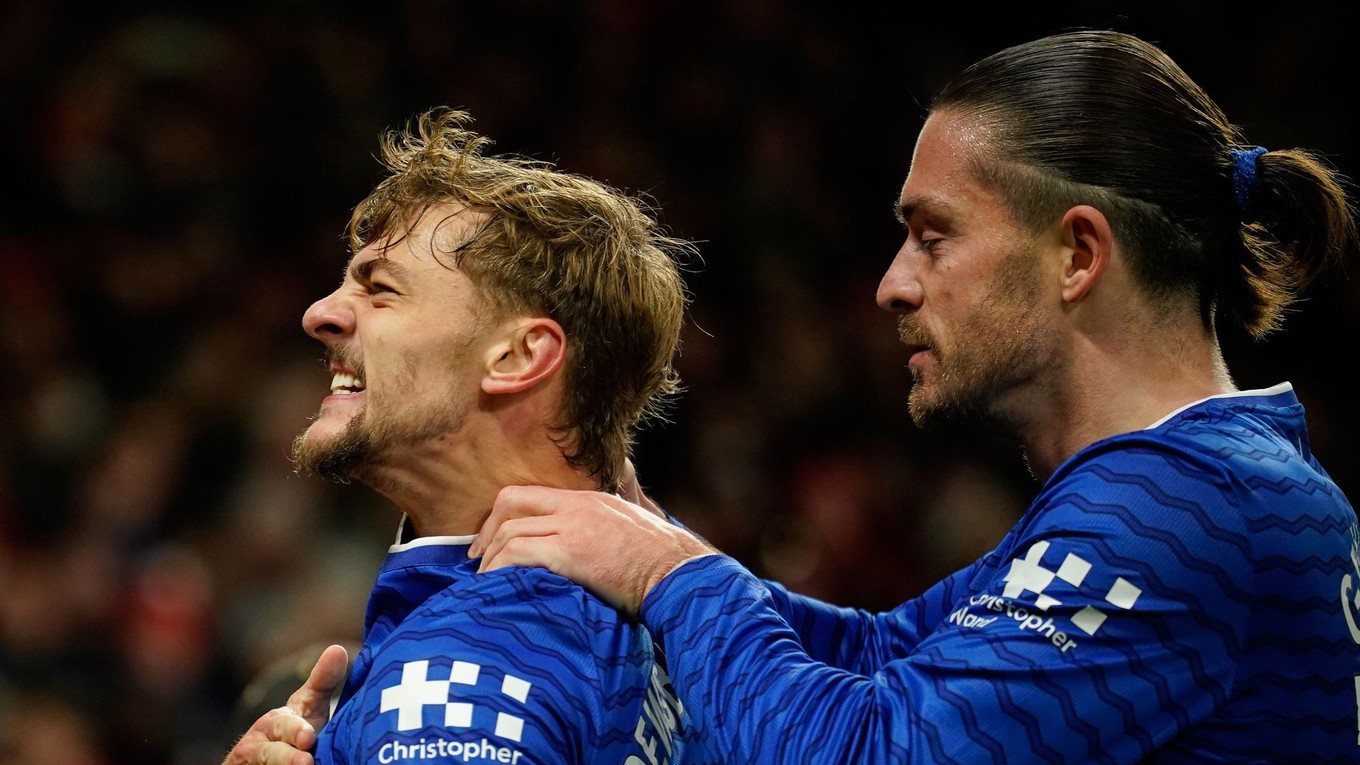 Kiernan Dewsbury-Hall a Jack Grealish oslavujú gol v sieti Manchestru United.