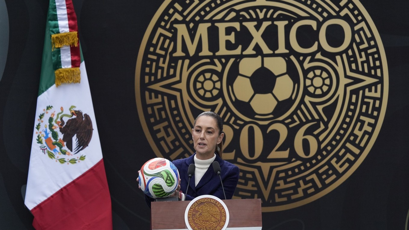 Na snímke mexická prezidentka Claudia Sheinbaumová drží futbalovú loptu počas toho, ako hovorí o spoluorganizácií MS 2026 vo futbale v Mexiku.
