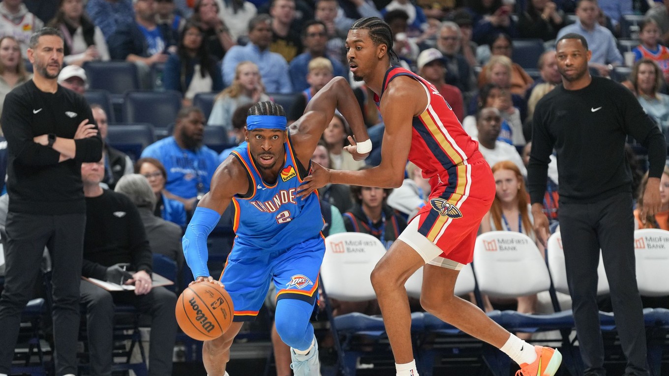 Shai Gilgeous-Alexander (vľavo) a Trey Murphy v zápase Oklahoma City - New Orleans.