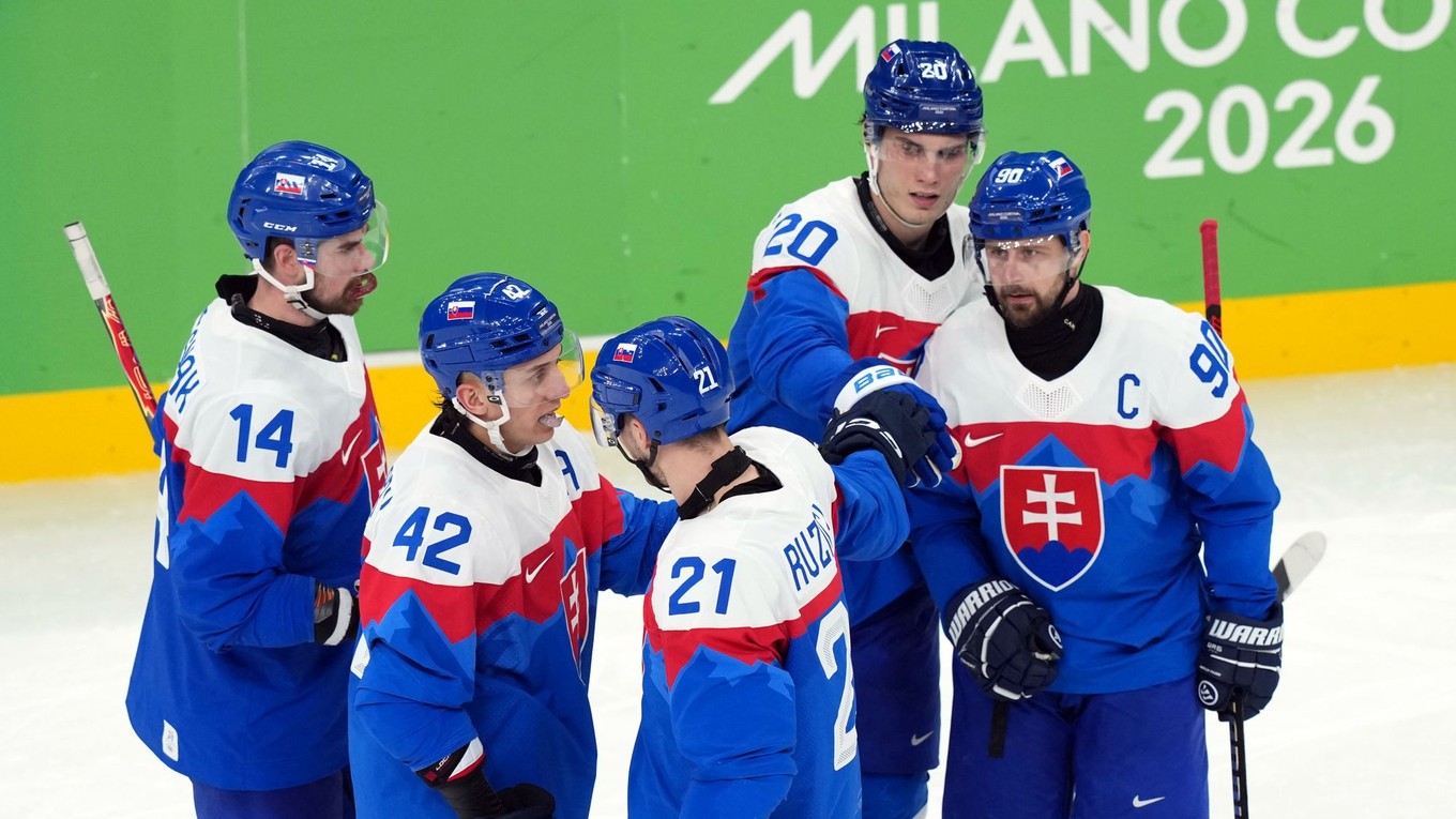 Juraj Slafkovský sa teší z gólu v zápase s USA.