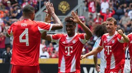 Futbalisti Bayernu Mníchov Kingsley Coman (v strede) a Jonathan Tah sa tešia z gólu. 