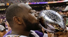 Arthur Jones bozkáva Lombardiho trofej za víťazstvo v Super Bowl 2012.