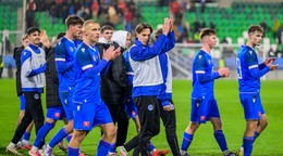 Futbalisti Slovenska ďakujú fanúšikom po zápase D-skupiny kvalifikácie na Majstrovstvá Európy 2027 hráčov do 21 rokov.