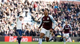 Ollie Watkins oslavuje gól v sieti Nottinghamu.