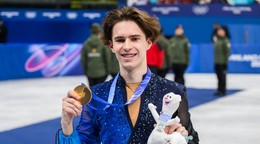 Na snímke kazašský krasokorčuliar Michail Šajdorov pózuje so zlatou medailou.