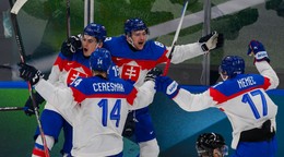 Slovenskí hráči sa tešia z gólu na ZOH 2026.