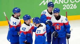 Juraj Slafkovský sa teší z gólu v zápase s USA.