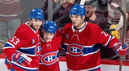 Gólová radosť hráčov Montrealu, zľava Noah Dobson, Cole Caufield a Juraj Slafkovský. 