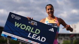 Švajčiarka Audrey Werrová sa raduje z víťazstva v behu na 800m na mítingu Diamantovej ligy v Paríži.