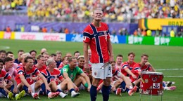 Erling Haaland v popredí spoluhráčov z Nórska. 