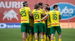 Hráči Žiliny sa radujú z gólu v zápase 10. kola Niké ligy.