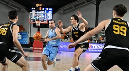 Na snímke uprostred vľavo Niko Bačvič (Slovan) a vpravo Maroš Golian (Inter Basket) v zápase 7. kola Tipos SBL BC Slovan Bratislava – Inter Basket.