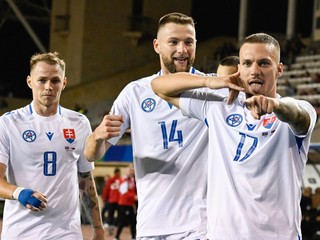 Lukáš Haraslín, Milan Škriniar a Ondrej Duda sa tešia po strelenom góle v zápase Azerbajdžan - Slovensko v skupine 1 C-divízie Ligy národov.