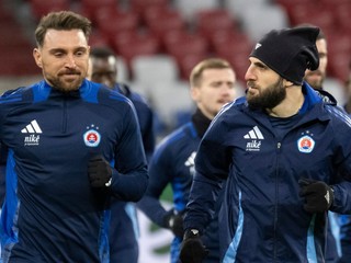 Futbalisti ŠK Slovan Bratislava zľava Guram Kašia a Tigran Barseghjan počas tréningu