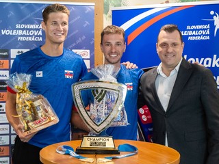 Slovenskí plážoví volejbalisti zľava Adrián Petruf, Luboš Němec a prezident Slovenskej volejbalovej federácie (SVF) Marek Rojko.