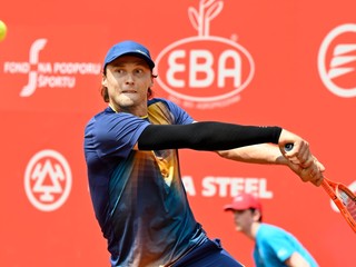 Slovenský tenista Jozef Kovalík odvracia úder Brita Jana Choinského.