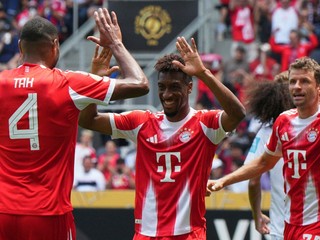 Futbalisti Bayernu Mníchov Kingsley Coman (v strede) a Jonathan Tah sa tešia z gólu. 