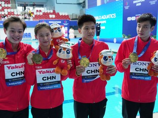 Čínska štvorica skokanov do vody Čchen I-wen, Čchen Jü-si, Čcheng C'-lung a Cchao Jüan pózujú so zlatou medailou po triumfe v súťaži miešaných tímov.