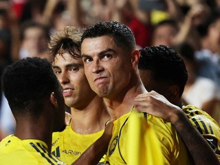 Cristiano Ronaldo sa svojimi spoluhráčmi z klubu Al-Nassr.