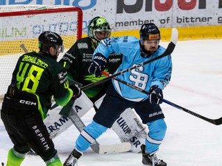 Zľava Daniel Gachulinec, brankár Connor James Lacouvée  (obaja Žilina) a Samuel Solenský (Slovan) počas zápasu 7. kola hokejovej Tipsport ligy.