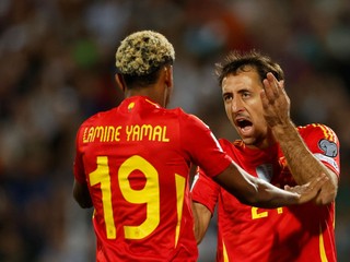 Mikel Oyarzabal oslavuje s Lamineom Yamalom prvý gól proti Bulharsku.