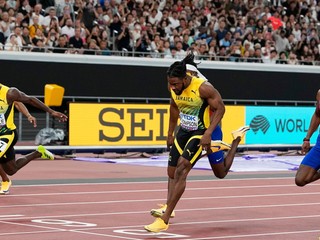 Oblique Seville(vľavo) víťazí pred krajanom Kishaneom Thompsonom (uprostred) a Američanom Noahom Lylesom (vpravo) vo finále v behu na 100 m vo finále na atletických MS v Tokiu.
