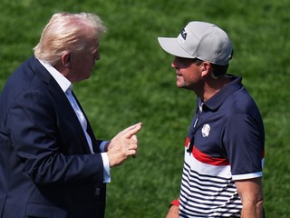 Donald Trump zdraví kapitána USA Keegana Bradleyho počas Ryder Cupu 2025.