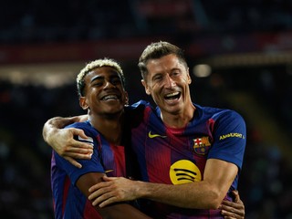 Robert Lewandowski a Lamine Yamal oslavujú víťazstvo nad Realom Sociedad.