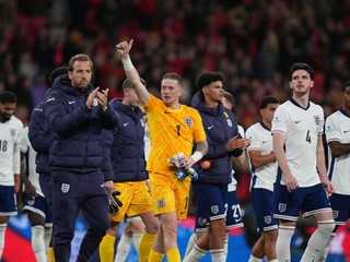 Hráči Anglicka oslavujú víťazstvo nad Walesom.