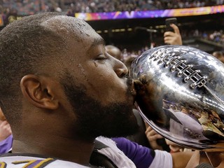 Arthur Jones bozkáva Lombardiho trofej za víťazstvo v Super Bowl 2012.