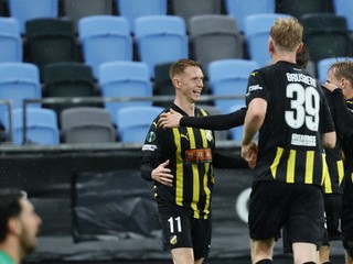 Julius Lindberg (tretí vpravo) z Häckenu sa raduje z gólu so spoluhráčmi  v zápase 2. kola ligovej fázy Konferenčnej ligy BK Häcken - Rayo Vallecano.