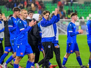 Futbalisti Slovenska ďakujú fanúšikom po zápase D-skupiny kvalifikácie na Majstrovstvá Európy 2027 hráčov do 21 rokov.