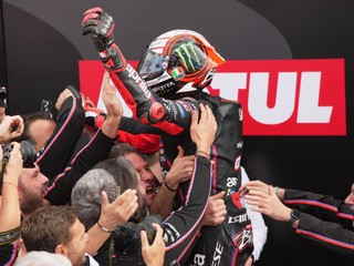 Marco Bezzecchi oslavuje spolu so svojím tímom po víťazstve na Veľkej cene Valencie 2025.