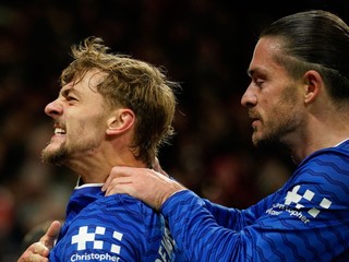Kiernan Dewsbury-Hall a Jack Grealish oslavujú gol v sieti Manchestru United.