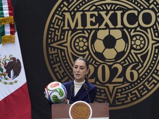 Na snímke mexická prezidentka Claudia Sheinbaumová drží futbalovú loptu počas toho, ako hovorí o spoluorganizácií MS 2026 vo futbale v Mexiku.