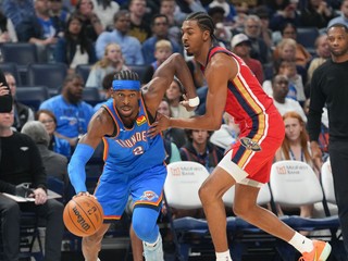 Shai Gilgeous-Alexander (vľavo) a Trey Murphy v zápase Oklahoma City - New Orleans.