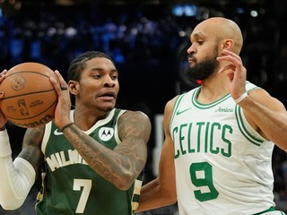 Kevin Porter Jr. (7) v súboji s Derrickom Whiteom (9) v zápase NBA Milwaukee Bucks - Boston Celtics.