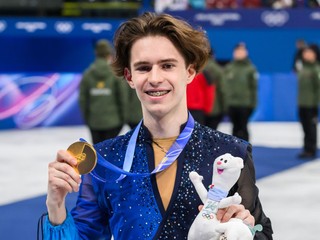 Na snímke kazašský krasokorčuliar Michail Šajdorov pózuje so zlatou medailou.