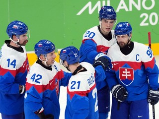 Juraj Slafkovský sa teší z gólu v zápase s USA.