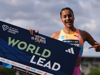 Švajčiarka Audrey Werrová sa raduje z víťazstva v behu na 800m na mítingu Diamantovej ligy v Paríži.