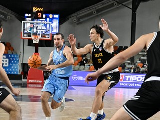 Na snímke uprostred vľavo Niko Bačvič (Slovan) a vpravo Maroš Golian (Inter Basket) v zápase 7. kola Tipos SBL BC Slovan Bratislava – Inter Basket.